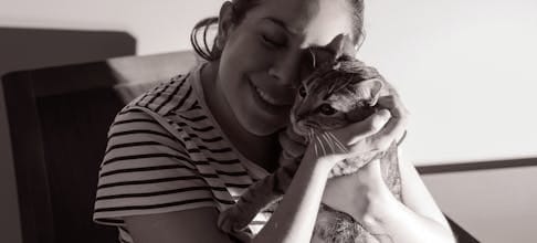 Mujer Abrazando Gato - Sephia